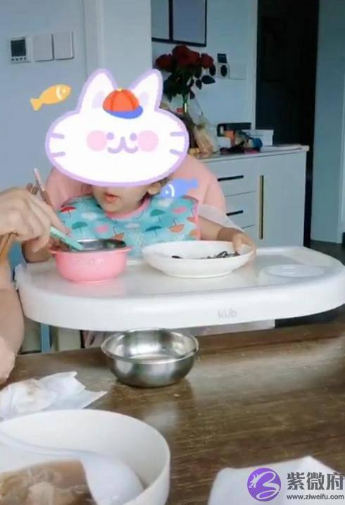颖儿罕晒女儿，两岁半小月亮熟练用筷子吃饭碗比脸还大，嘴像爸爸