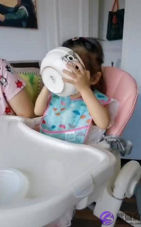 颖儿罕晒女儿，两岁半小月亮熟练用筷子吃饭碗比脸还大，嘴像爸爸