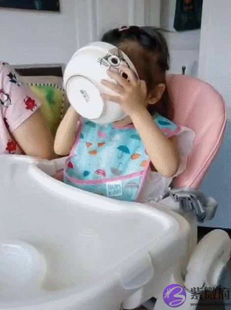 颖儿罕晒女儿，两岁半小月亮熟练用筷子吃饭碗比脸还大，嘴像爸爸