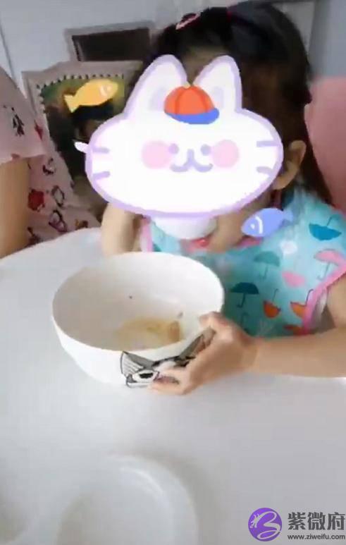 颖儿罕晒女儿，两岁半小月亮熟练用筷子吃饭碗比脸还大，嘴像爸爸