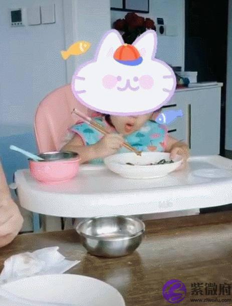 颖儿罕晒女儿，两岁半小月亮熟练用筷子吃饭碗比脸还大，嘴像爸爸