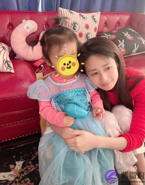 颖儿罕晒女儿，两岁半小月亮熟练用筷子吃饭碗比脸还大，嘴像爸爸