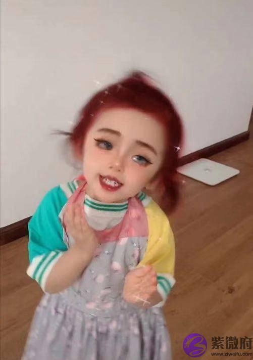 颖儿罕晒女儿，两岁半小月亮熟练用筷子吃饭碗比脸还大，嘴像爸爸