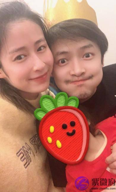 颖儿罕晒女儿，两岁半小月亮熟练用筷子吃饭碗比脸还大，嘴像爸爸