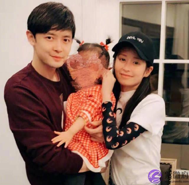 颖儿罕晒女儿，两岁半小月亮熟练用筷子吃饭碗比脸还大，嘴像爸爸