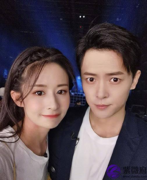 颖儿罕晒女儿，两岁半小月亮熟练用筷子吃饭碗比脸还大，嘴像爸爸