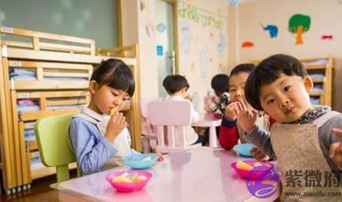孩子两岁半和三岁送幼儿园没什麽差别？家长别天真，差别确实很大