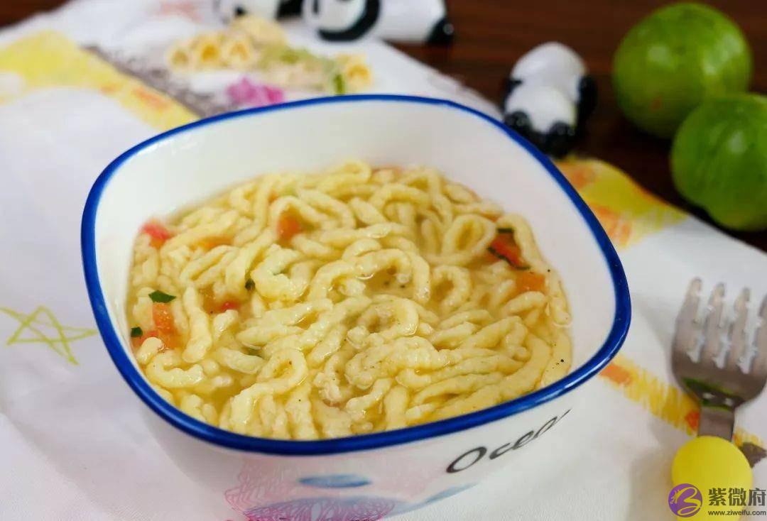 八个月月龄宝宝辅食食谱，三种蛋黄挤挤面，制作简单好消化