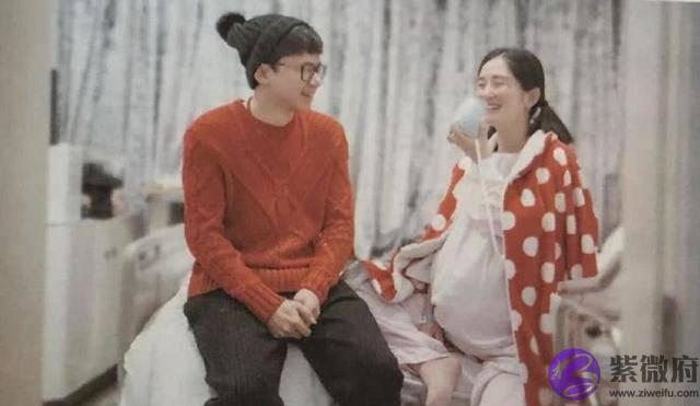 品牌方疑证实谢娜去国外生二胎，老公张杰和双胞胎女儿陪在身边