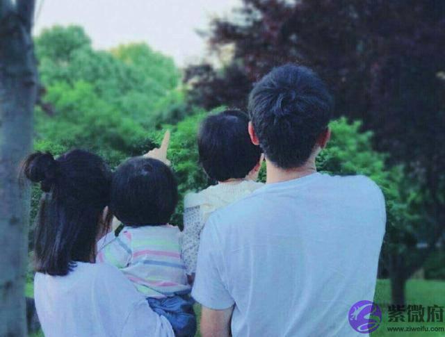 品牌方疑证实谢娜去国外生二胎，老公张杰和双胞胎女儿陪在身边