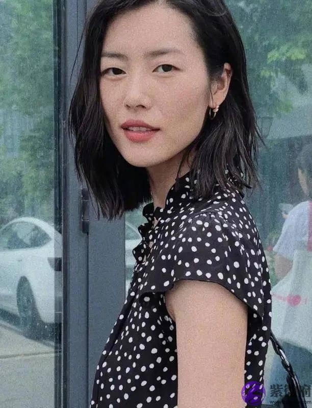 不会用卷发棒？这个“一刀切”的发型适合你，高级气质又减龄