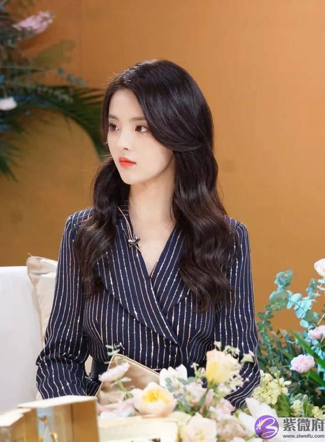 杨超越五官真的很精致，生辰刘海大气，无论丸子头或马尾都好看