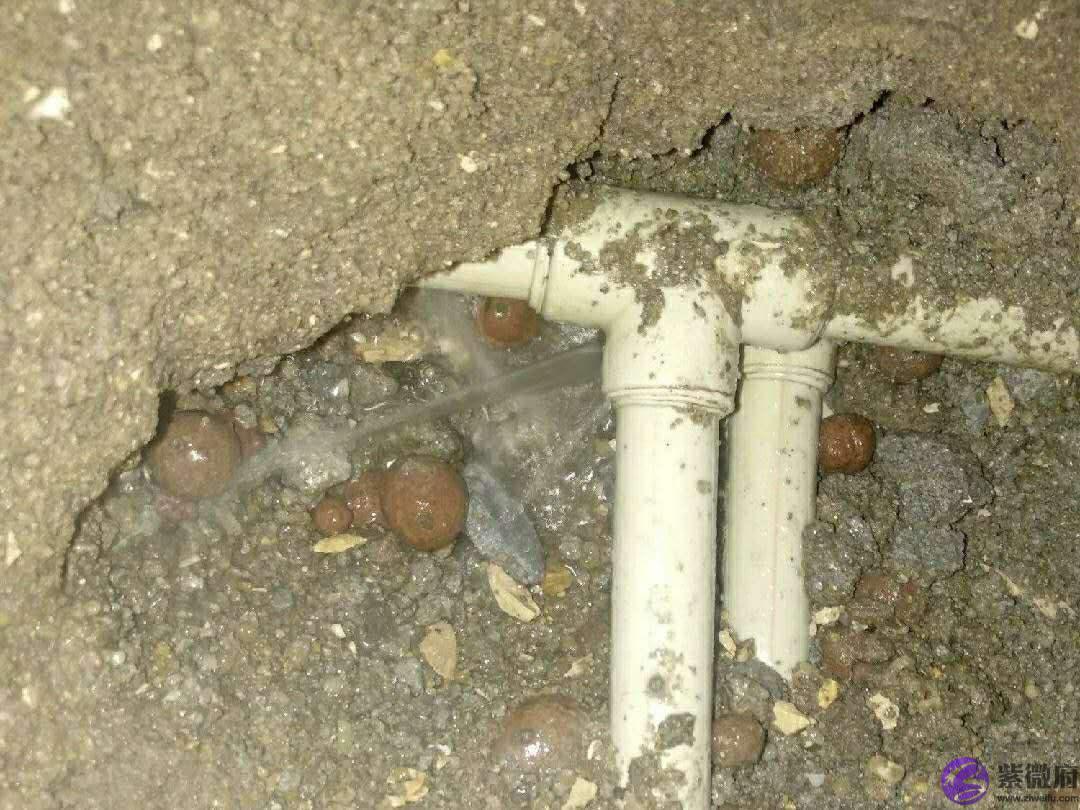 卫生间墙根渗水原因？