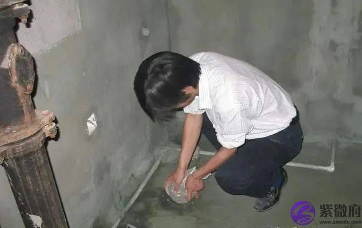 做完卫生间防水，要抹一层水泥砂浆再贴瓷砖？