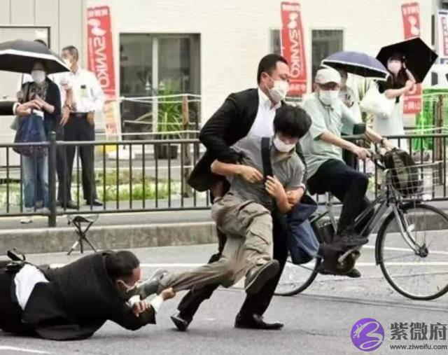 安倍晋三被枪击不是偶然，他难逃此劫，凶手早已经布下天罗地网