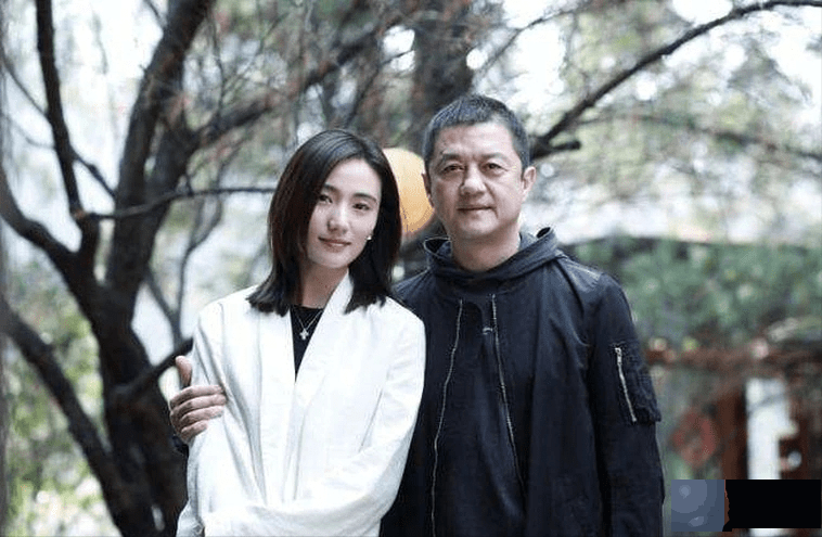李亚鹏陪产后四个月的嫩妻“放风”吃烧烤，肚腩跟秃头太抢镜了