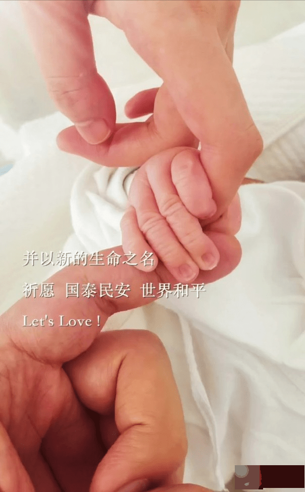 李亚鹏陪产后四个月的嫩妻“放风”吃烧烤，肚腩跟秃头太抢镜了