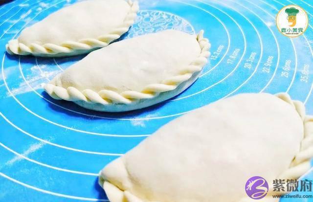 初一吃饺初二吃面，正月初三吃“合子”，寓意和美团圆，年味满满