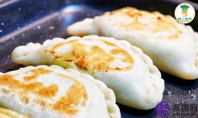 初一吃饺初二吃面，正月初三吃“合子”，寓意和美团圆，年味满满