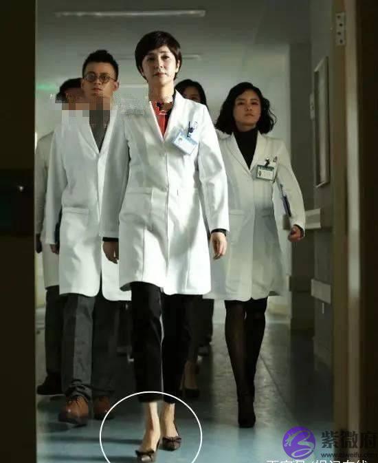 欧阳娜娜模仿刘诗诗走路，跳舞出身的她们走路都这麽特色？