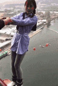 爆笑GIF图：这样漂亮的小姐姐怎麽能让她一个人跳呢？我来陪她跳吧