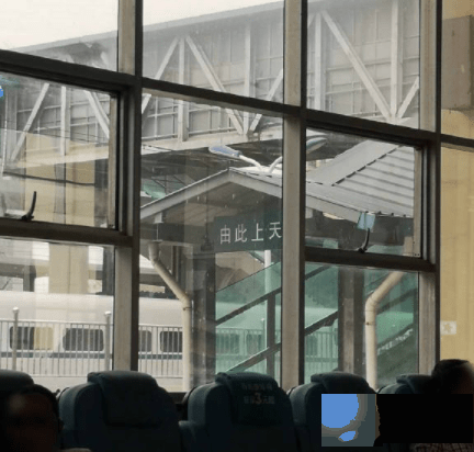 爆笑GIF图：这样漂亮的小姐姐怎麽能让她一个人跳呢？我来陪她跳吧