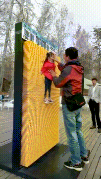 搞笑GIF趣图：这样漂亮的小姐姐怎麽能让她一个人跳呢？我来陪她跳吧