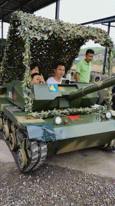 搞笑GIF趣图：这样漂亮的小姐姐怎麽能让她一个人跳呢？我来陪她跳吧
