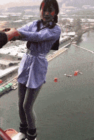 搞笑GIF趣图：这样漂亮的小姐姐怎麽能让她一个人跳呢？我来陪她跳吧