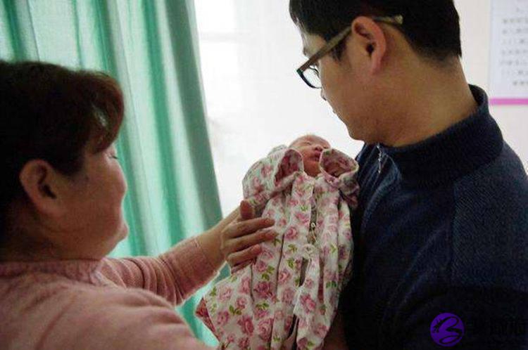 孩子随父姓“毒”取名字太难，宝妈灵机一动取的名字，全家称赞