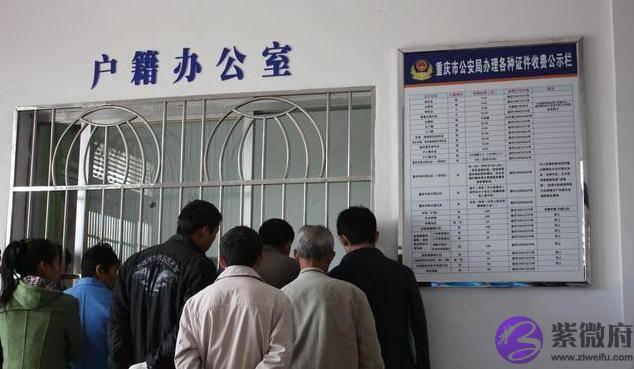 孩子姓“吃”，爸爸给孩子取名字，上户口时民警忍不住偷偷地笑