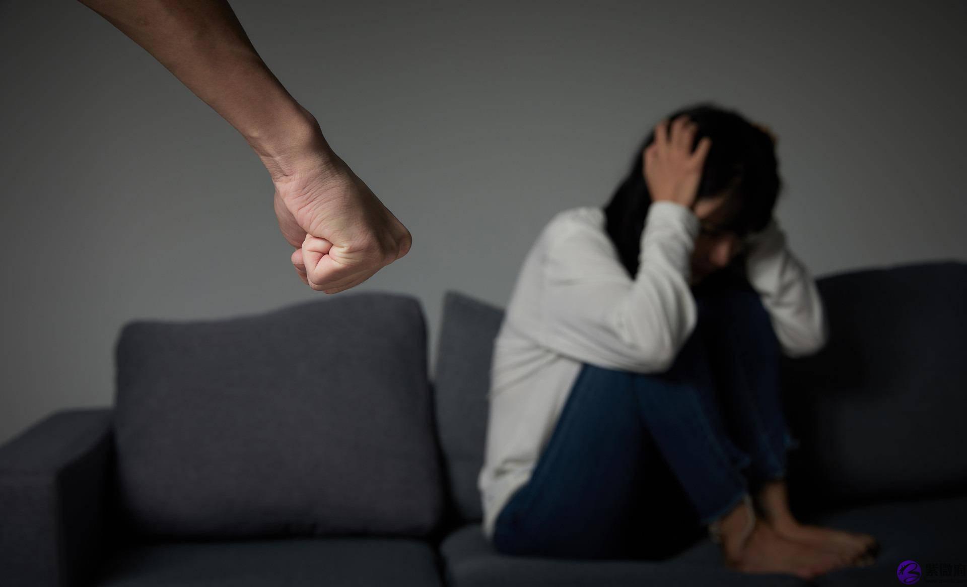 因为一碗炒粉，女子被未婚夫当街胖揍，未婚夫：退婚就陪13万彩礼