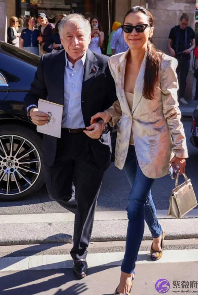 杨紫琼与77岁未婚夫罕见同框！她打扮年轻时髦，与未婚夫像父女