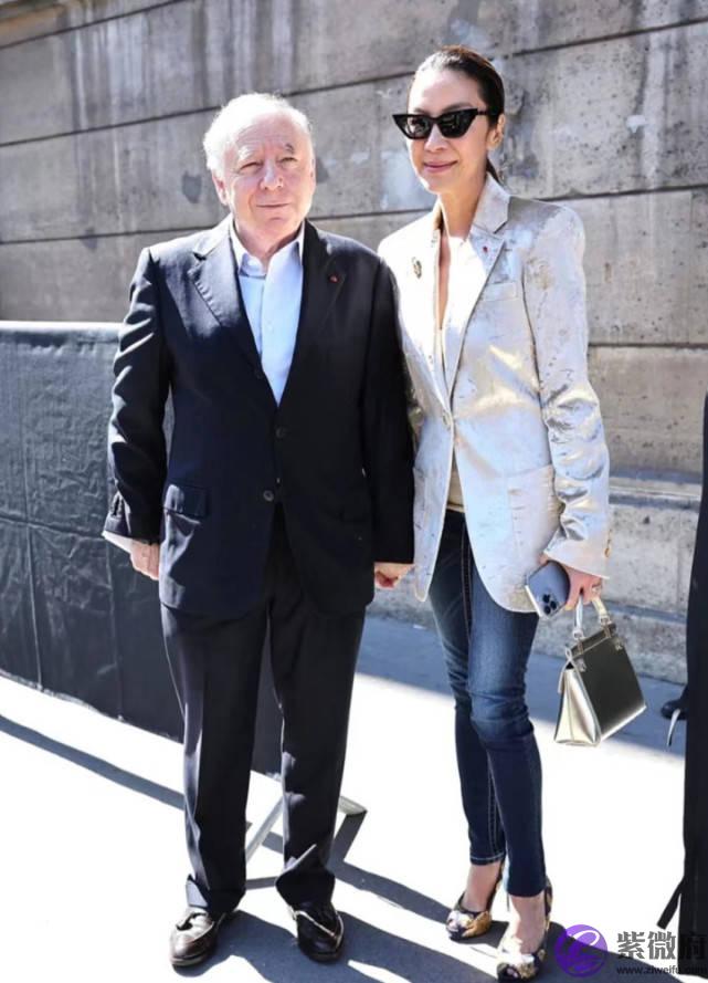 杨紫琼与77岁未婚夫罕见同框！她打扮年轻时髦，与未婚夫像父女