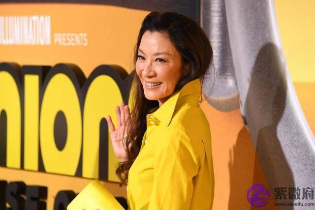 杨紫琼与77岁未婚夫罕见同框！她打扮年轻时髦，与未婚夫像父女