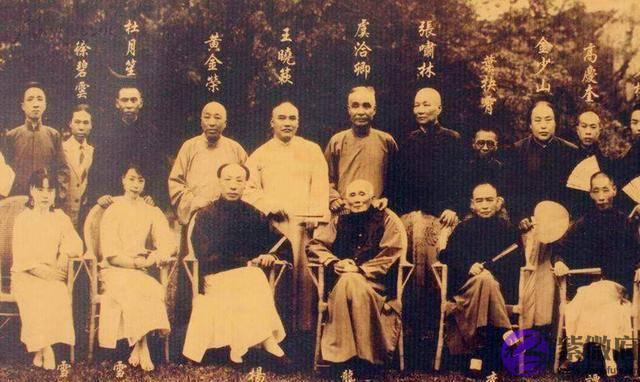 杜月笙晚年求道士测算，道士写下14字，他看后瘫痪在地，一病不起