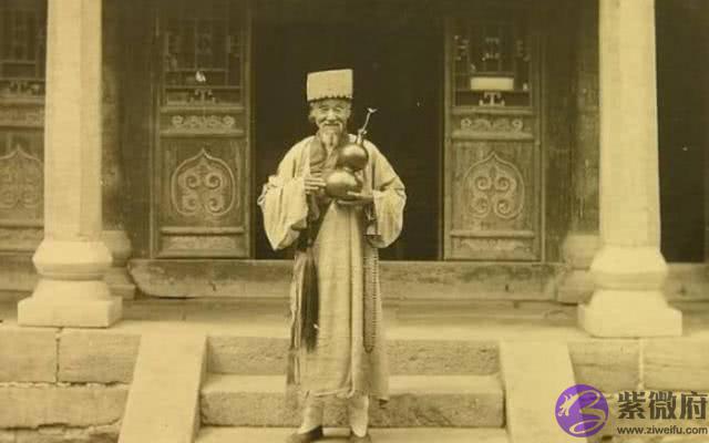 晚年杜月笙为何如此悲凉？老道士十四字竟成事实