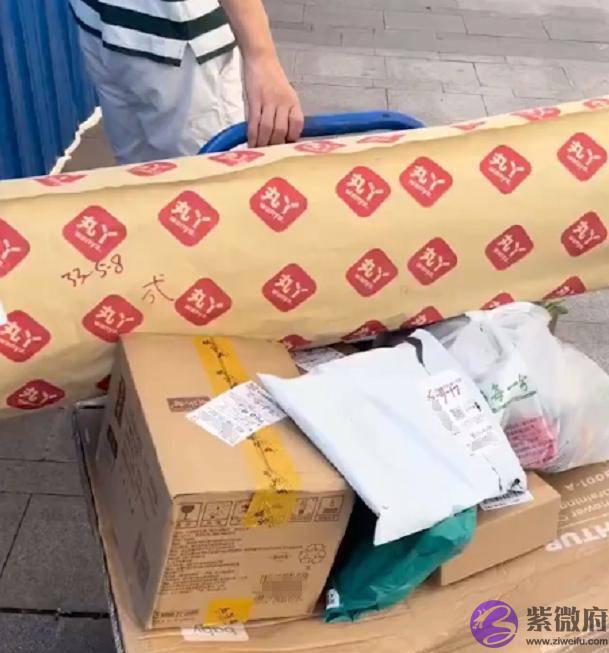 四川男子在宝宝出生前疯狂购物，几百个快递堆成山，女子反应真实