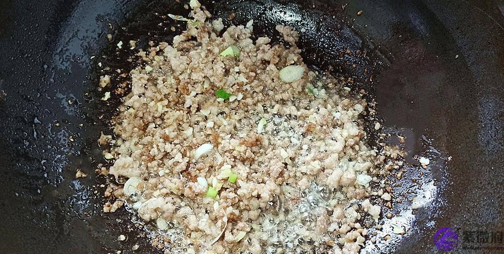 每年正月初一，我家少不了的肉酱拌面， 美味好吃，家人都喜欢