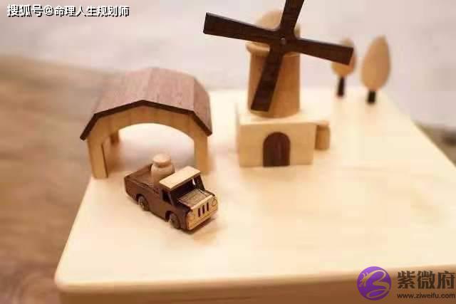 婚姻生辰看婚姻，柔弱女子撑起家中一片天，无怨无悔