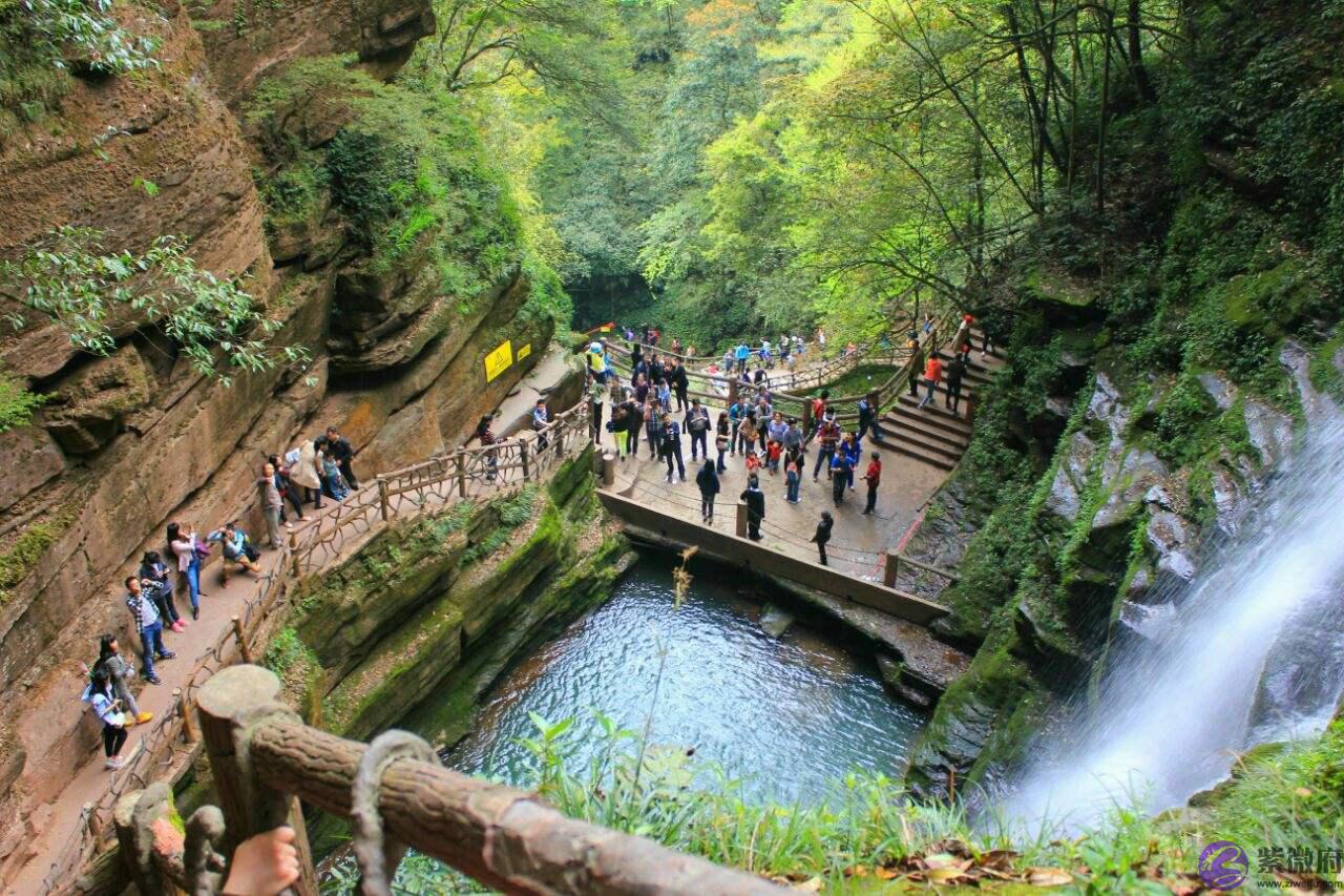 四川一5A景区走红，由两条峡谷构成，景色秀雅游客络绎不绝