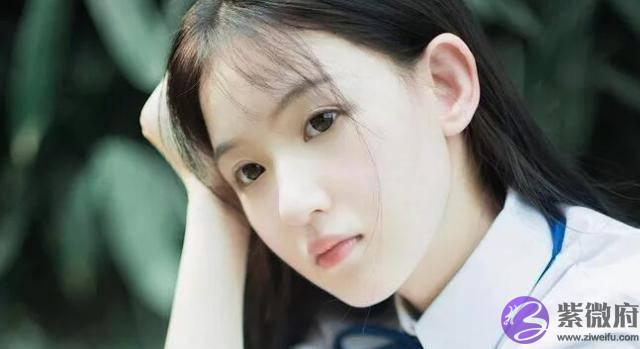 “男友，你为什麽要买两条项链？”“另一条送你闺蜜！”