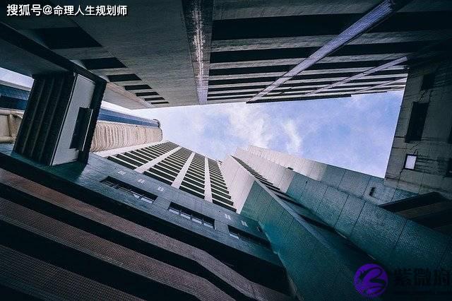 事业生辰看事业,这日男命,食伤生财,事业运如何?