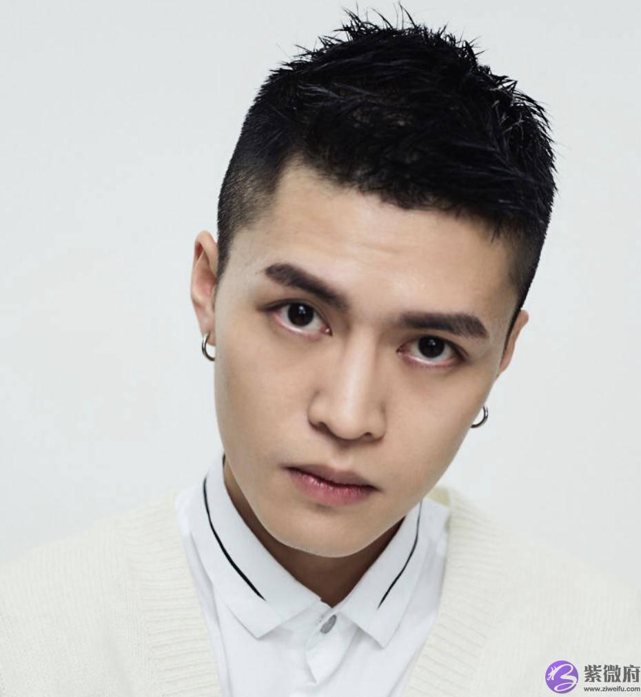 宁桓宇官宣结婚，晒证件忘p女方名字太粗心，还曝光老婆出生年月