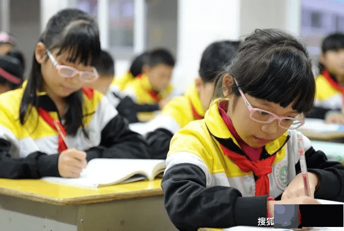 龙吟师傅:你家孩子近视了吗?是什麽原因导致的呢?在生辰中有什麽特征呢?