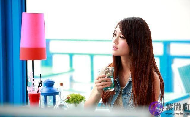 女生有没有男朋友，不用托人打听，从她这三个行为就可以看出来！