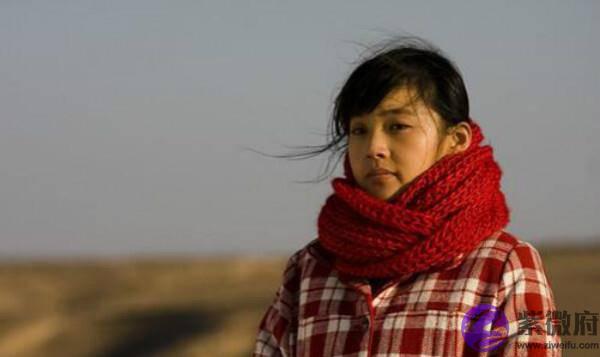 母亲请测算先生，给两个女儿测算，测算先生算完，母女三人都不信