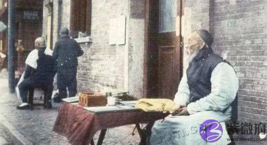 朱元璋穿破衣去测算，随手写下1字，测算先生慌忙跪地磕头，说了10个字