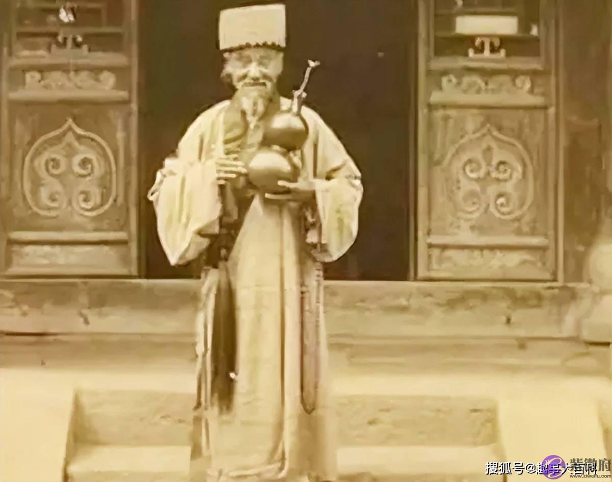 乾隆扮成普通人测算，算完后走了500米，让手下杀了测算的