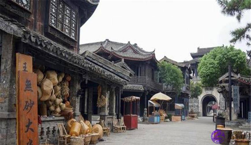 朱元璋去测算,随手写下“一“字,测算先生跪下说:您快逃吧